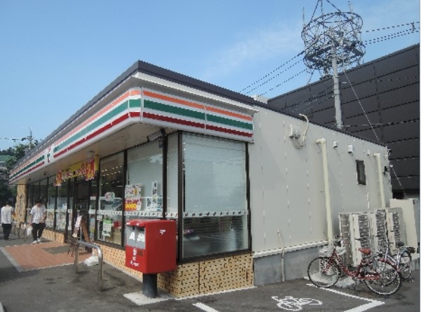 コンビニ　セブンイレブン 八王子由木中央店（コンビニ）まで641m