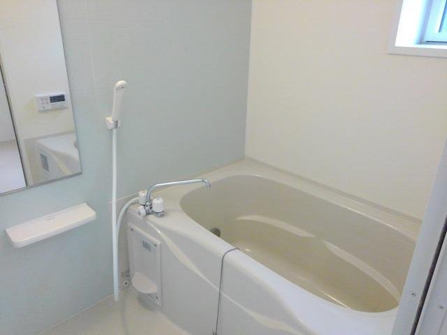 バス・シャワールーム　コンパクトで使いやすいお風呂です