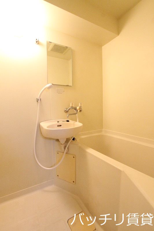 バス・シャワールーム　画像は別号室タイプの為、現状を優先致します。