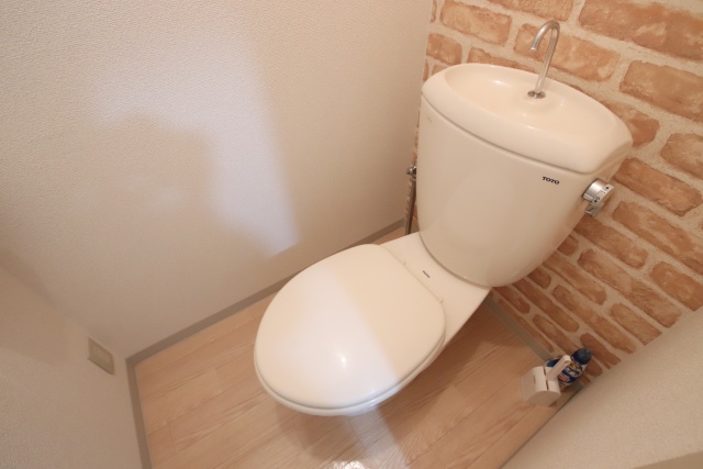 トイレ　※別室の参考写真の為、現況優先です。