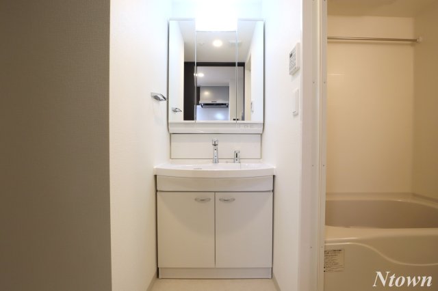 洗面設備　独立洗面化粧台付き