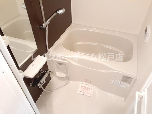 バス・シャワールーム　落ち着いた空間のお風呂です