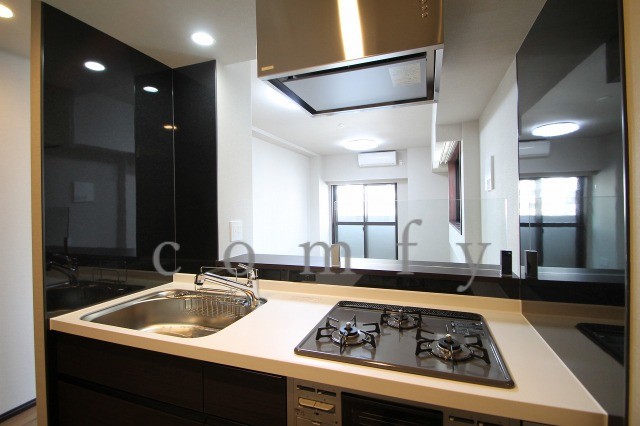 キッチン　独立したキッチンスペース（ガス３口グリル・食洗機付き）