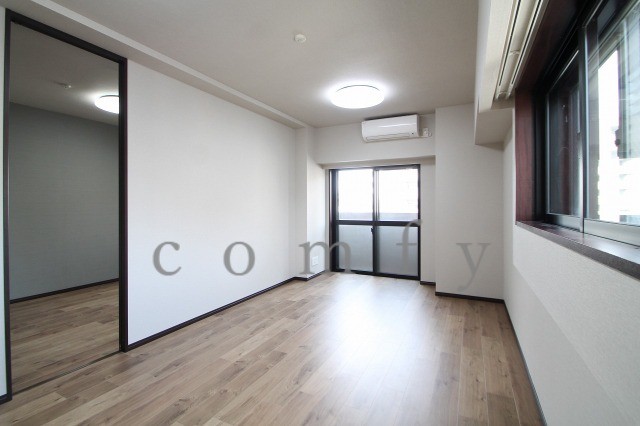 居室・リビング　２面採光で明るく風通しの良いリビング