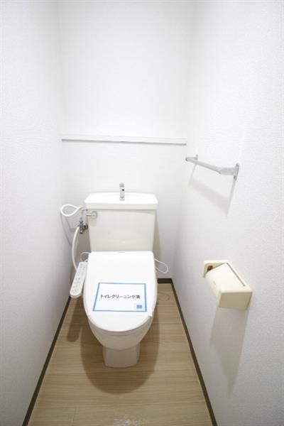 トイレ　壁紙は現地を確認ください