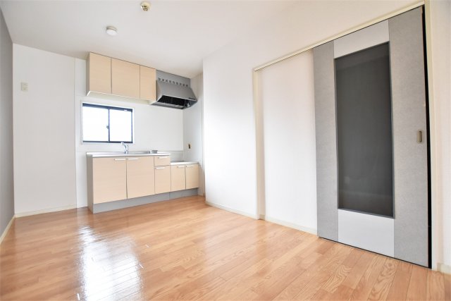 居室・リビング　別号室の写真です。ご参考までに