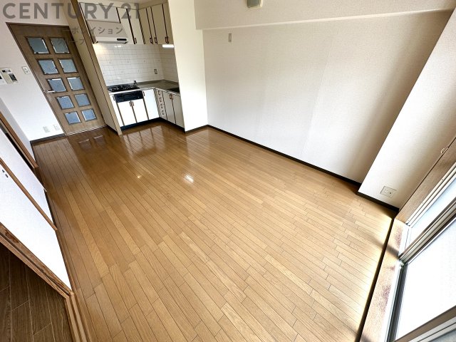 居室・リビング　床色が落ち着いた色合いで綺麗です♪