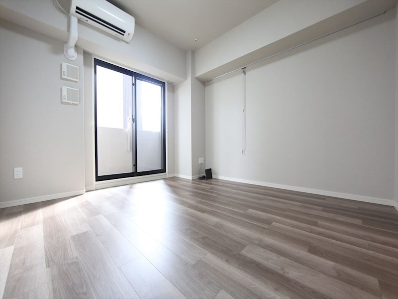 居室・リビング　洋室8.4帖　エアコン完備　バルコニー