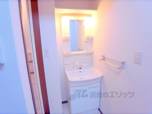 洗面設備　独立洗面台付きで便利です。