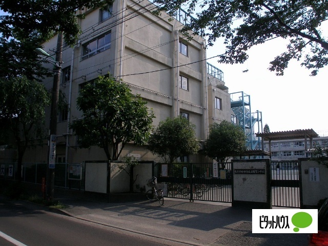小学校　世田谷区立用賀小学校（小学校）まで143m