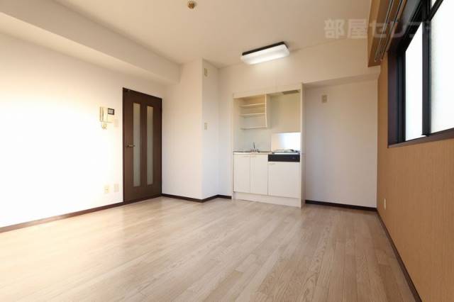 居室・リビング　窓の大きな明るい洋室