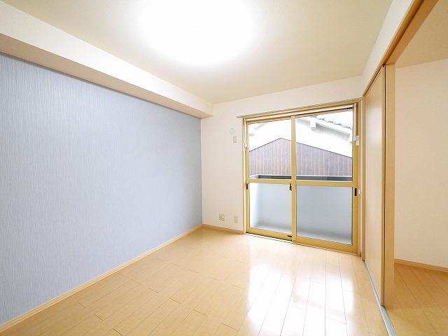 その他部屋・スペース　落ち着いた色調の寝室です