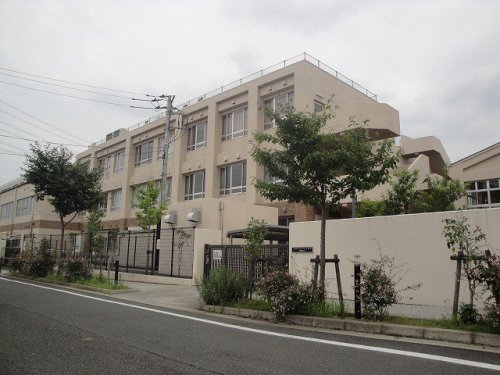 小学校　平山小学校（小学校）まで321m