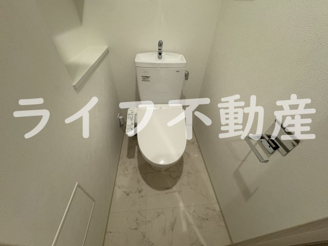 トイレ　落ち着いた色調のトイレです