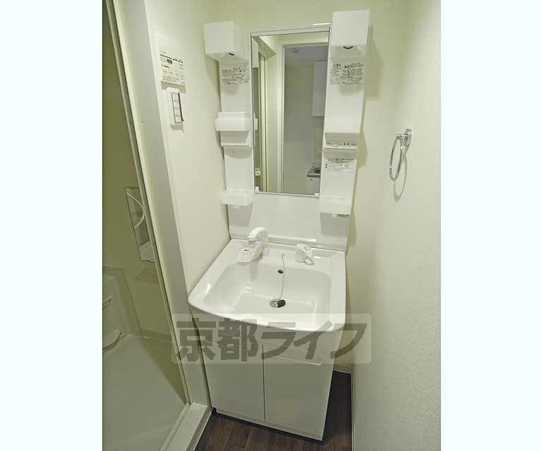 洗面設備　きれいな独立洗面台です。