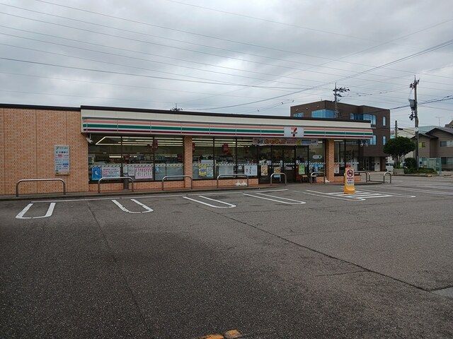 コンビニ　セブンイレブン野々市扇が丘店（コンビニ）まで338m