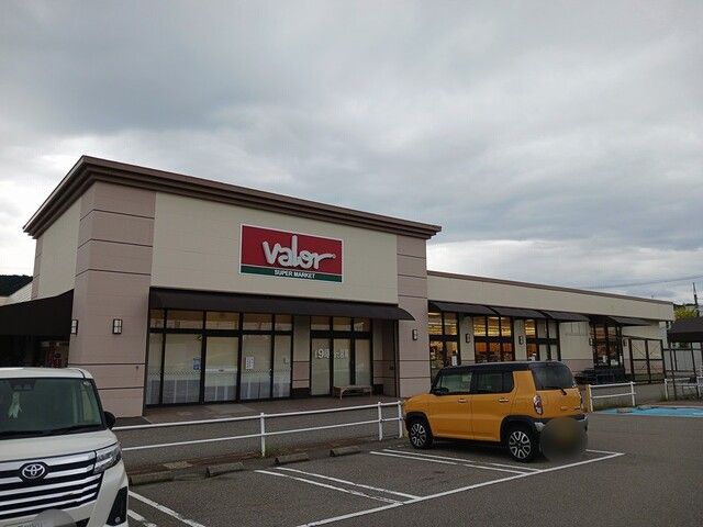 スーパー　バロー金沢高尾店（スーパー）まで733m