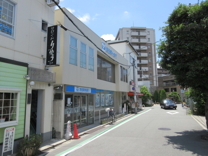 銀行　池田泉州銀行（銀行）まで330m