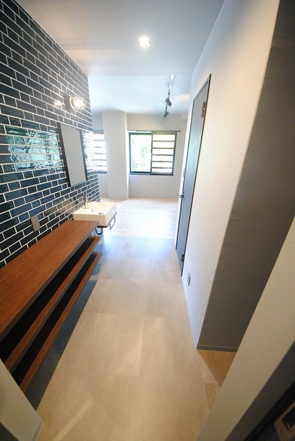 玄関　写真は２０１号室