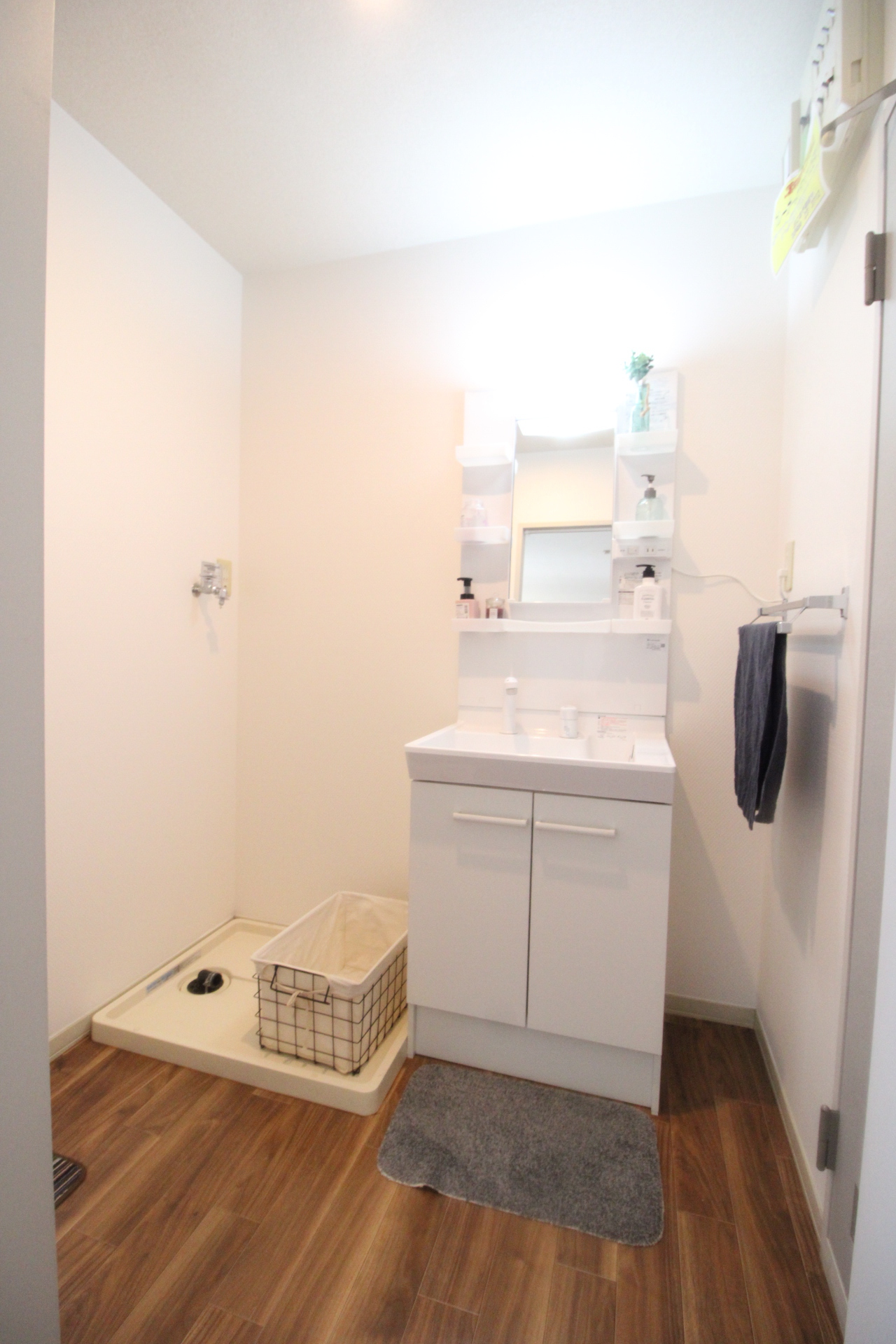 洗面設備　独立洗面所にはシャワー付洗面台完備！！