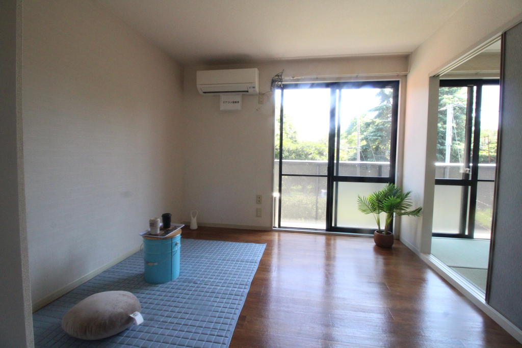 居室・リビング　南面のリビングからは和室へも出入り可能！！　エアコン付帯！！