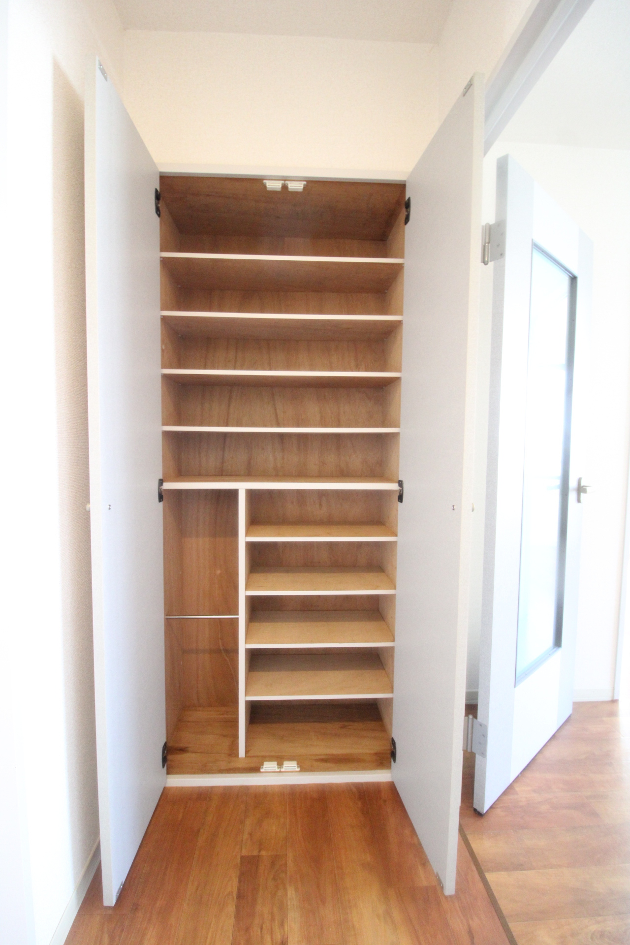 玄関　玄関正面にはシューズボックス完備！！