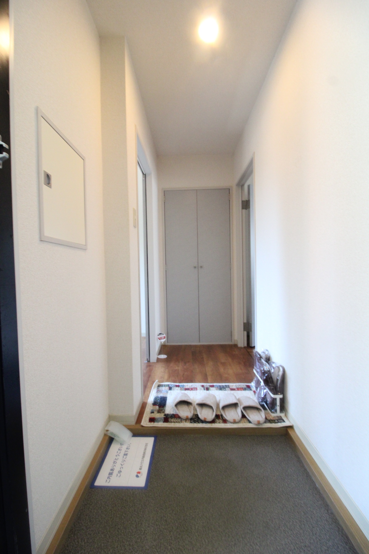 玄関　玄関ホールがありますので室内が丸見えになりません！！