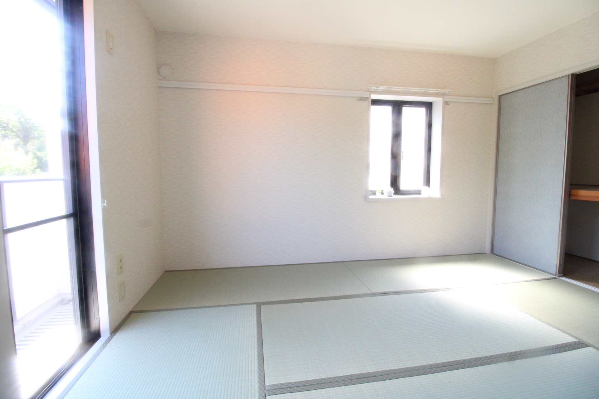 その他部屋・スペース　現和室は2面採光でバルコニーにも出れます！⇒洋室にリノベ