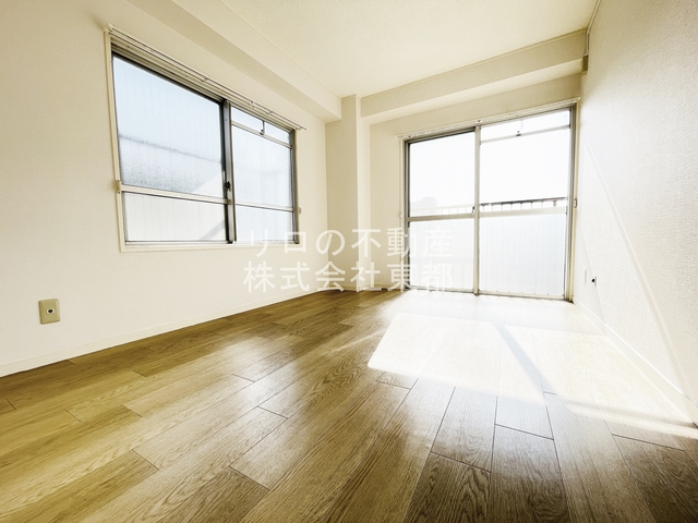 居室・リビング　南向きの２面採光♪明るく風通しのよいお部屋です☆