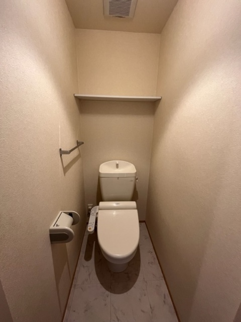 トイレ　温水洗浄便座付きトイレです。