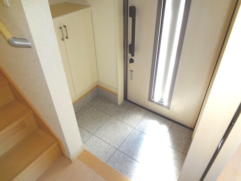玄関　B棟の参考画像です。