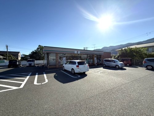 コンビニ　セブンイレブン八代本野町店（コンビニ）まで598m