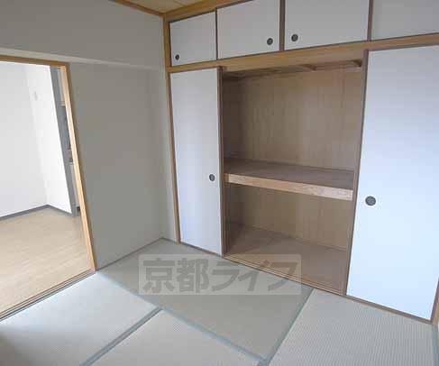 収納　壁一面の収納。天袋も付いております