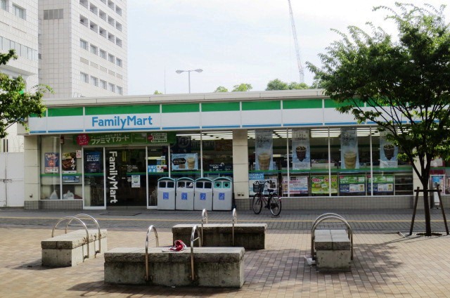 コンビニ　ファミリーマートみなとじま駅前店（コンビニ）まで322m