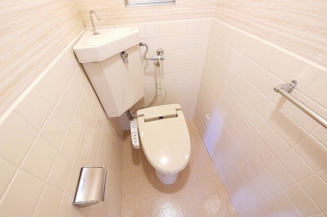 トイレ　落ち着いた色調のトイレです