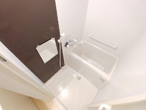 バス・シャワールーム　壁はおしゃれなカラーパネル