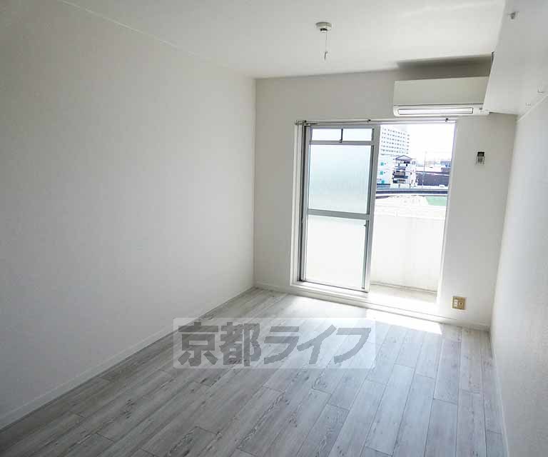 居室・リビング　リノベーションされたきれいなお部屋です！