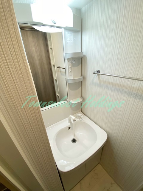 洗面設備　明るい洗面所です