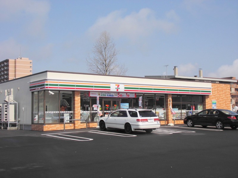 コンビニ　セブンイレブン苫小牧白鳥アリーナ前店（コンビニ）まで197m
