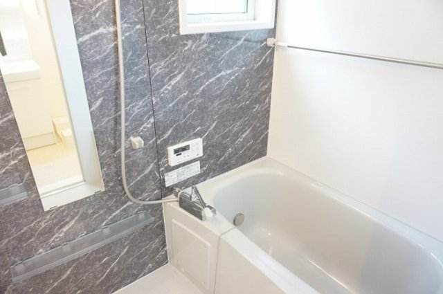 バス・シャワールーム　掲載写真は同型の左右反転の部屋を掲載しております。仕様等が異