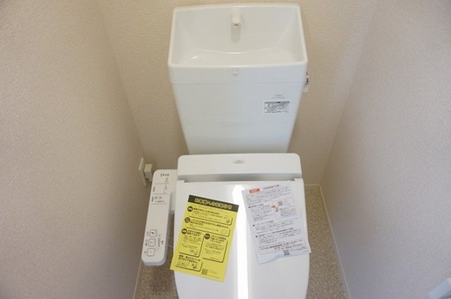 トイレ　掲載写真は同型の左右反転の部屋を掲載しております。仕様等が異