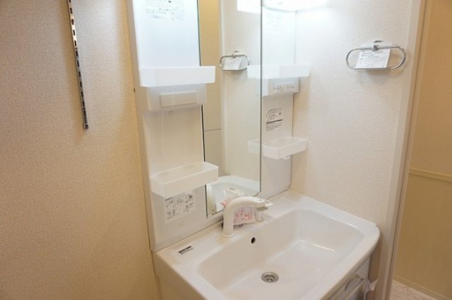洗面設備　掲載写真は同型の左右反転の部屋を掲載しております。仕様等が異