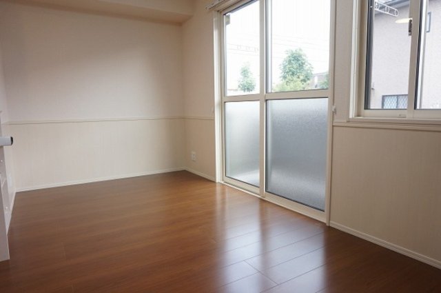 居室・リビング　掲載写真は同型の左右反転の部屋を掲載しております。仕様等が異