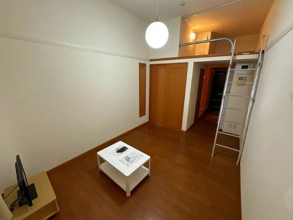 居室・リビング　1階はフローリング、2階以上はカーペットタイプとなります。