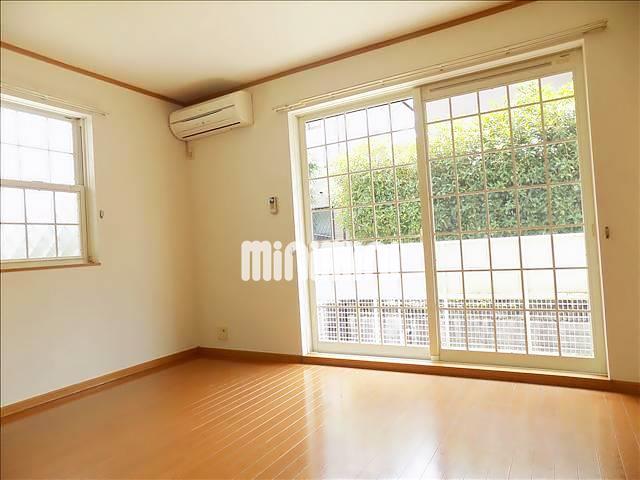 居室・リビング　南向きで明るいお部屋です