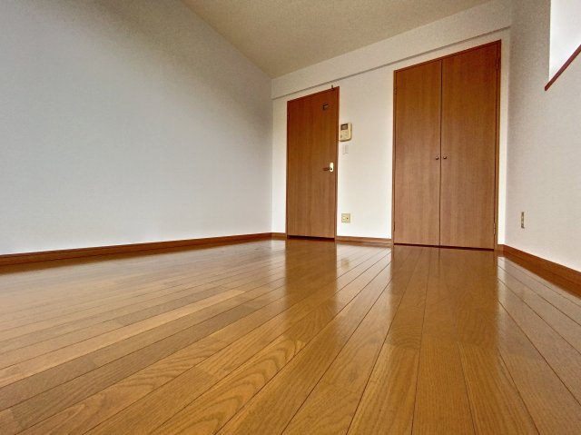 その他部屋・スペース　落ち着いた色合いの床材を使用した居住空間です。