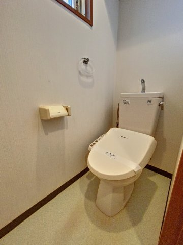 トイレ　個室タイプのトイレです。
