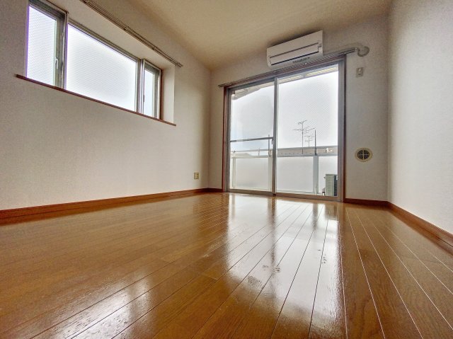 居室・リビング　角部屋・二面採光の明るいお部屋です。