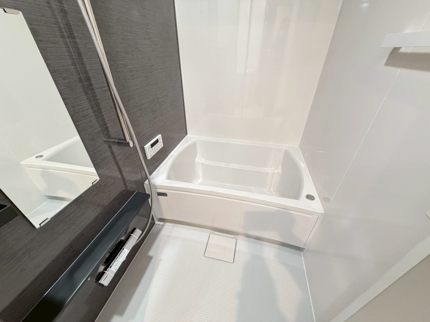 バス・シャワールーム　※同建物１階同タイプ写真です。ご参考下さい。