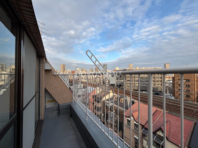 バルコニー　心地よい風と光を感じる、暮らしの楽しみが広がる場所。